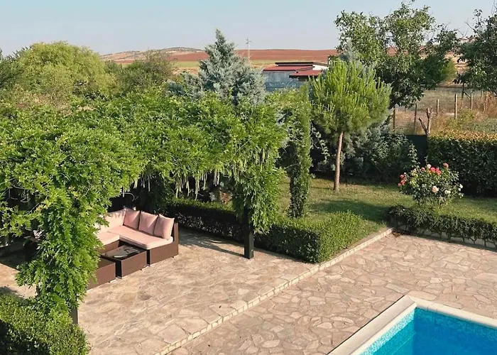 Garden 2 Bedroom With Pool Near To Sunny Villa