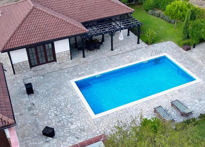 Villa Garden 2 Bedroom With Pool Near To Sunny